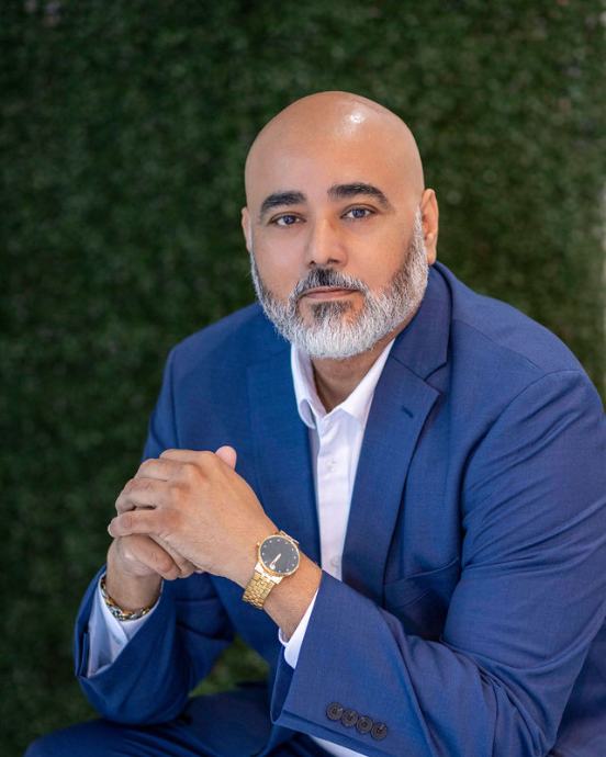 Retrato profesional de agente inmobiliario para perfil y redes sociales