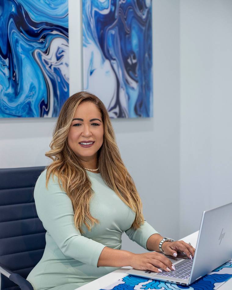 Agente inmobiliaria trabajando en su oficina — sesión de marca personal en Fort Myers